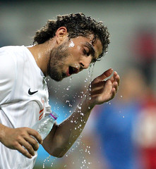 Futbolista echandose agua en la cara