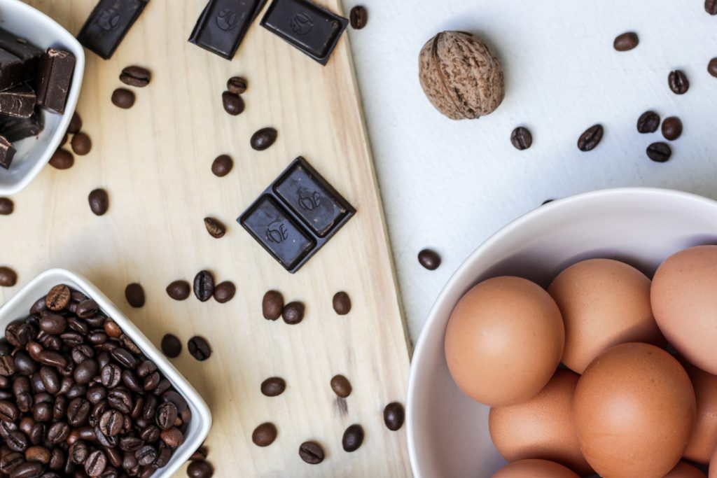 Cacao, chocolate negro y huevos